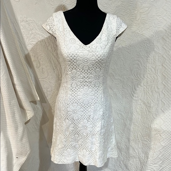 Lilly Pulitzer Dresses & Skirts - Lilly Pulitzer Mercer Lace White Lace‎ Dress, size 2